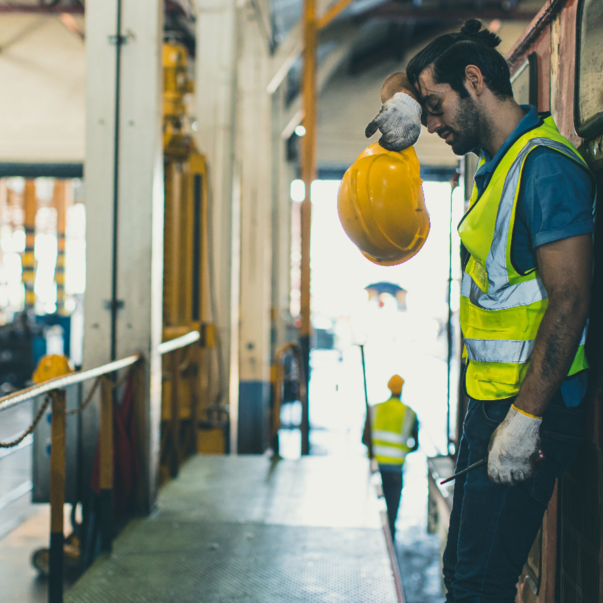 Erschoepfter Mitarbeiter im Öffentlichen Verkehr nach anstrengender Schicht